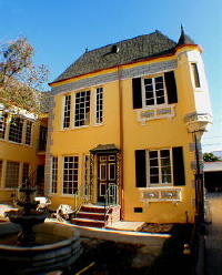 article-oc-courtyard